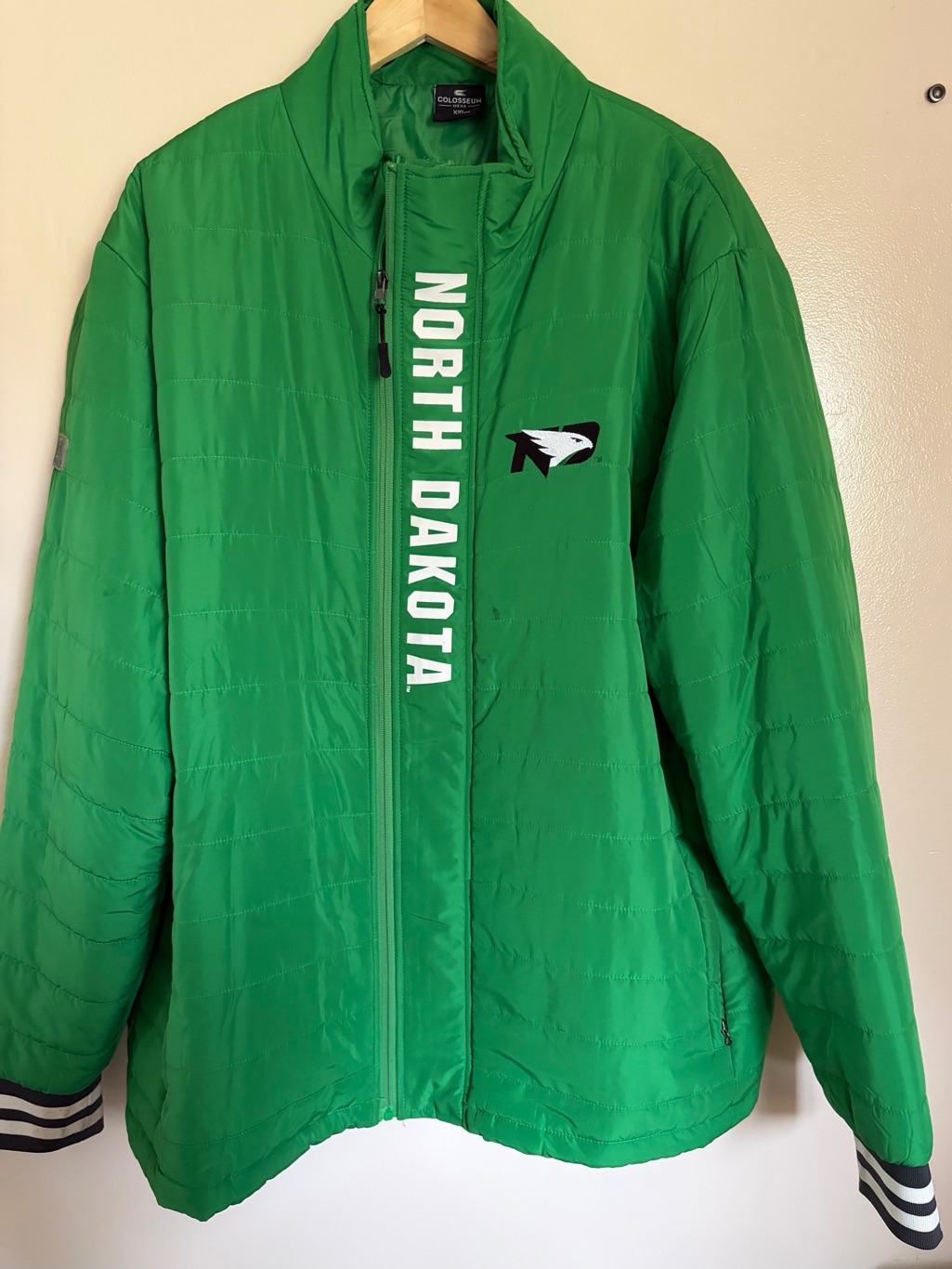 Colosseum University North Dakota Fighting Hawks Light Puffer Jacket Size Xxl